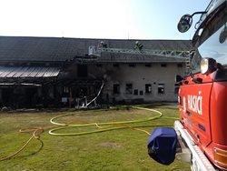 Sedm jednotek hasičů likvidovalo požár bývalého kravína