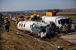 Nehoda cisterny komplikovala celý den provoz na dálnici D11