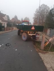 Dopravní nehoda osobního auta a traktoru v Lukavci