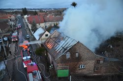 Požár rodinného domu na Rakovnicku si vyžádal jednu oběť