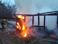Požár garáže a přístavku ve Vadkovicích