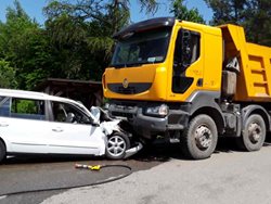 Dva zranění po střetu osobního a nákladního vozidla na Žďársku