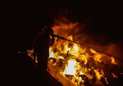 Rozsáhlý požár zaměstnává desítky hasičů v Olomoucké kraji – Suchonice, Olomoucko