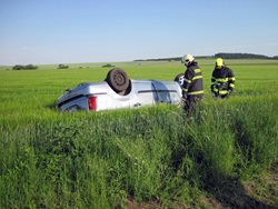 Po havárii nedaleko Vlčnova skončil osobní automobil na střeše.