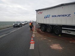 U Chotěšova v Plzeňském kraji se střetl kamion s dodávkou