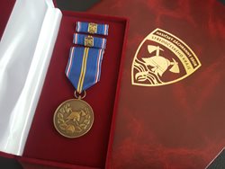 Statečný zachránce převzal medaile od policie i hasičů