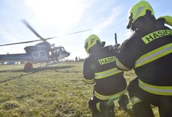 Hasit lesní porost u Milíkova pomáhal i vrtulník