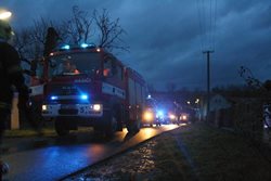 Požár střechy domu v Šluknově na Děčínsku. Bylo evakuováno 30 lidí, z toho 4 malé děti.
