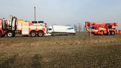 Těžká hasičská technika pomáhala v Bruzovicích a Dolním Benešově s vyproštěním nákladních automobilů