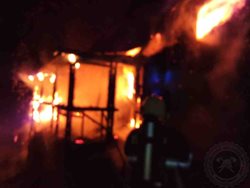 Požár chatky likvidovalo šest jednotek hasičů