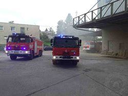 Tři jednotky hasičů bojovaly s požárem ve výrobně krmných směsí