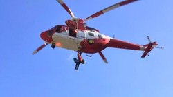 Vrtulník GES zachraňuje ženu, která byla zraněna