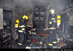 Při požáru domu určeného k demolici bylo v Praze zachráněno 12 osob
