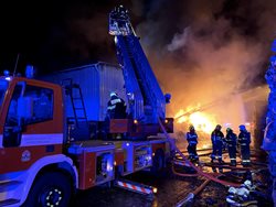 Rozsáhlý požár plastů v průmyslovém areálu v Praze 15 likvidovaly profesionální i dobrovolné jednotky