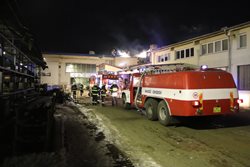 K požáru průmyslové haly v Klenčí pod Čerchovem vyjelo pět jednotek hasičů