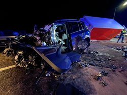 Tragická nehoda uzavřela před půlnocí karlovarskou silnici v Hořovičkách