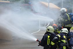 Požár domu ve Hřensku.K požáru vyjely čtyři hasičské jednotky.  