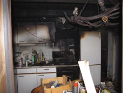 Požár v kuchyni  v chatě zasáhnul prostor nad sporákem a lednicí, částečně  zničil prkenný strom.