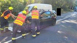 Dopravní nehoda dvou osobních aut