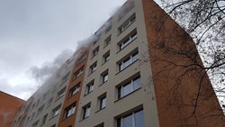 Při požáru v posledním patře bytového domu ve Zlíně nedošlo k zranění osob.