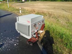 Z nákladního vozu spadl transformátor, kvůli vyteklému oleji byla uzavřena silnice  v Chlumci nad Cidlinou 