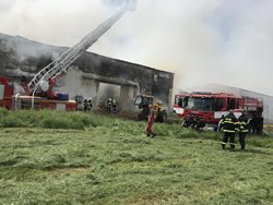 Požár skladu slámy v Chřešťovicích si vyžádal druhý stupeň požárního poplachu