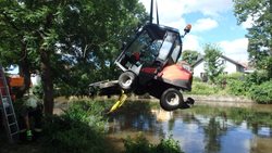 Úlovek hasičů: Z rybníka ve Dvoře Králové nad Labem vytáhli traktor