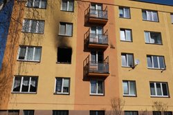 V Rychvaldu hořel v noci byt za 1,5 milionu, 15 zachráněných a evakuovaných