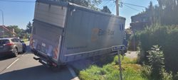 Hasičský jeřáb vyprošťoval v Třinci kamion uvízlý v kanálu
