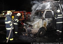 V Praze 5 dnes ráno hořela dodávka, na místě zasahovaly dvě jednotky