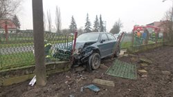  Dopravní nehoda v Novém Bydžově při které havarované vozidlo poškodilo plot rodinného domu 