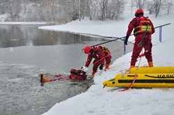 Opavští hasiči trénovali záchranu osob na lehce zamrzlém Stříbrném jezeře
