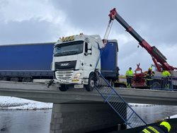 Kamion visel z mostu