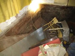 V rodinném domě v Červeném Kostelci se dnes ráno propadl strop sklepa 