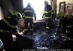 VIDEO/V pražských Křeslicích vyhořel pokoj rodinného domu, příčina je v šetření