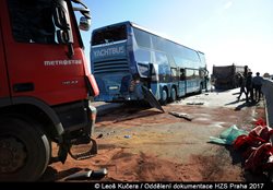 Nehoda autobusu a dvou nákladních aut zablokovala příjezd do Prahy po dálnici D8