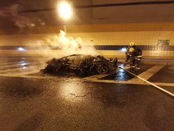 V tunelu Blanka hořelo sportovní auto, požár byl rychle uhašen