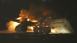Letadlo se při přistání ocitlo v plamenech