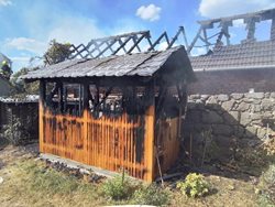 V Kamenné na Třebíčsku hořela v pátek odpoledne kůlna a včelín, vyhlášen byl druhý stupeň požárního poplachu