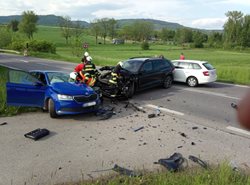 Nehoda tří osobních vozidel na silnici č. 35 se zraněním