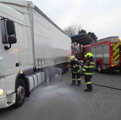 Řidič nákladního automobilu hasil požár dvěma ručními hasicími přístroji