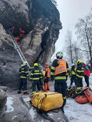 Záchrana zraněného turisty ze skalní věže v Tisé