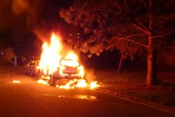 Noční požár osobního vozidla v Hradci Králové