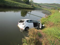 Řidič skončil s vozidlem v řece