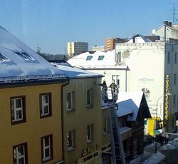 Hasiči v Moravskoslezském kraji pilně sklízejí sníh, led a rampouchy se střech