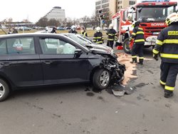 Dopravní nehoda dvou osobních aut v Mostě