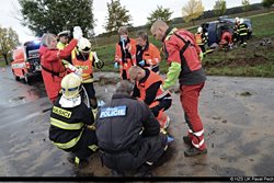 Dopravní nehoda osobního aut u Siřejovicna Litoměřicku.Hasiči z havarovaného vozu vyprostili zraněného člověka.  