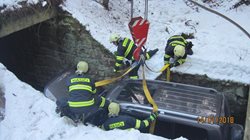 Osobní vozidlo u Deštného v Orlických horách v Luisině údolí spadlo do potoka a hasiči jej museli vyprošťovat pomocí jeřábu.