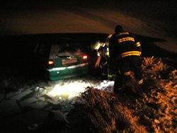 Řidička v Plzeňském kraji sjela ze silnice a skončila v ledové vodě v  rybníce. 