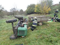 Nehoda traktoru v obci Dobrkovice